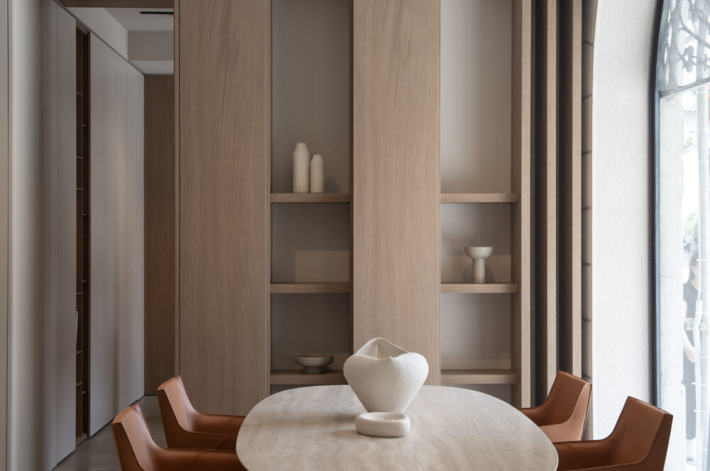 Showroom Carducci - Ph©JessicaSoffiati living tavolo sedie e parete attrezzata